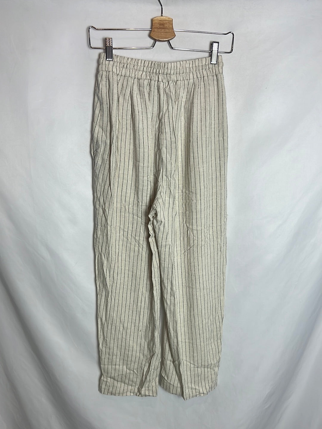 ZARA. Pantalón textura fluido rayas. T XS