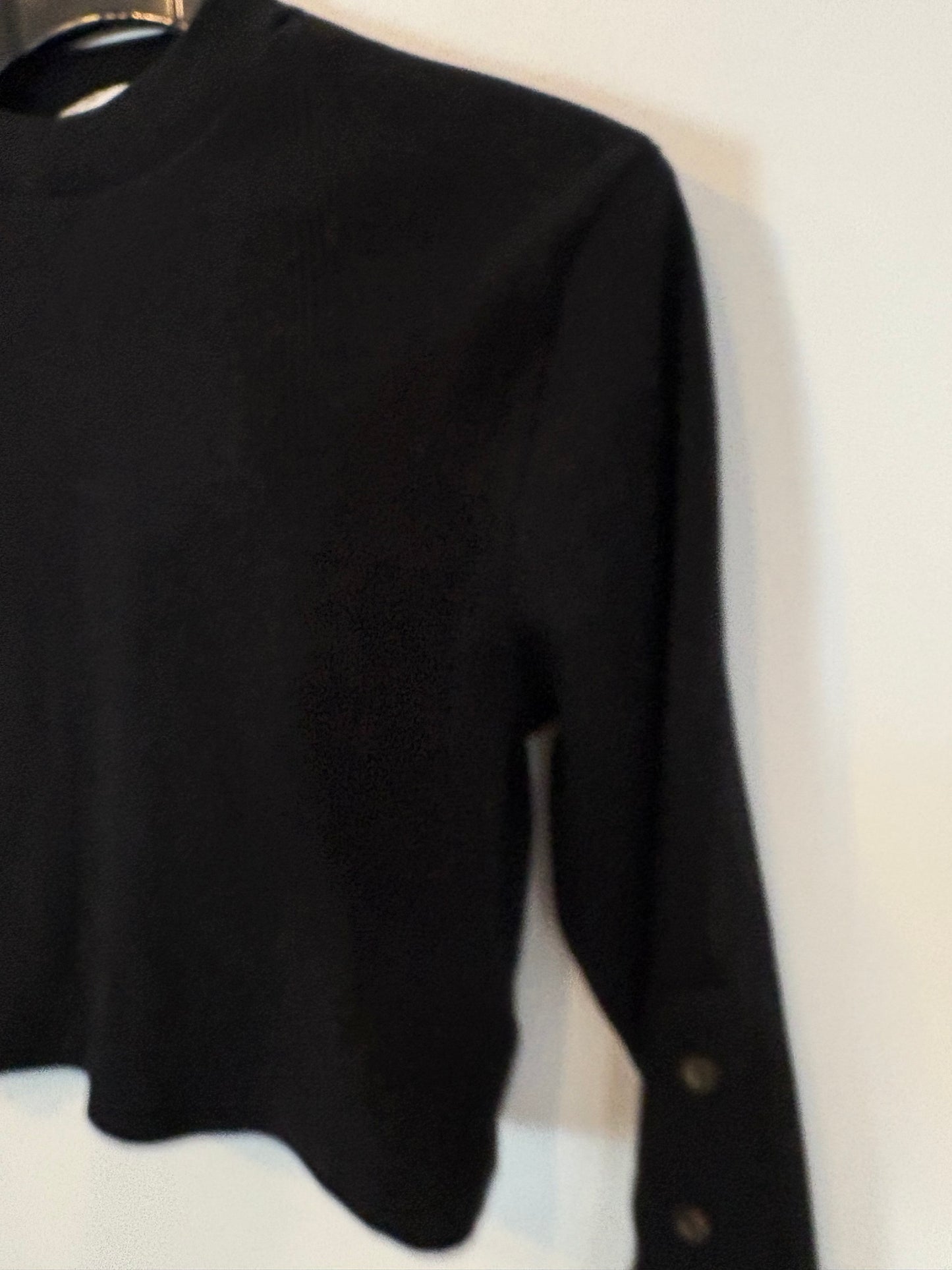 THE DROP. Top negro canalé detalle mangas