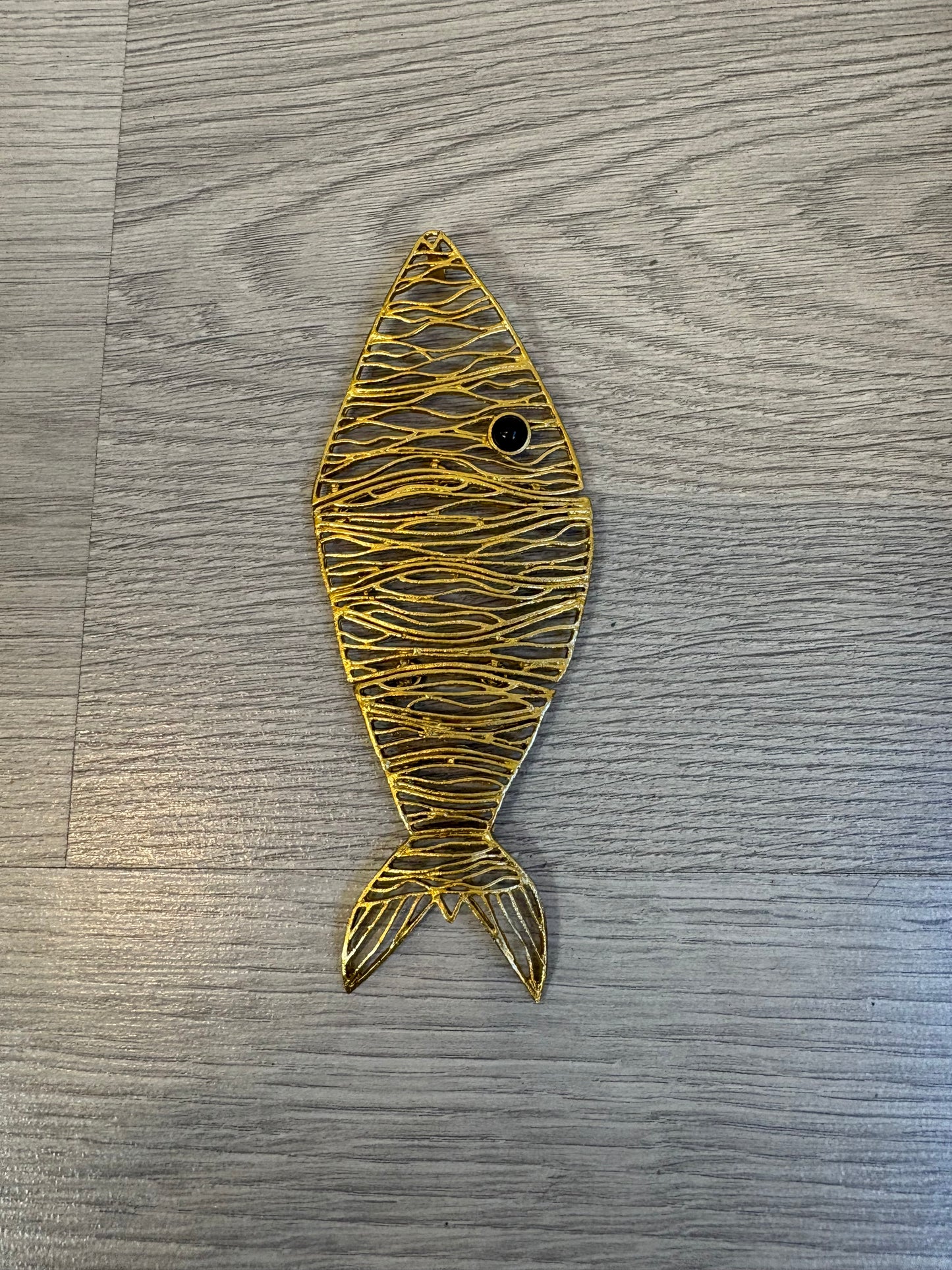 OTRAS. Colgante pez dorado