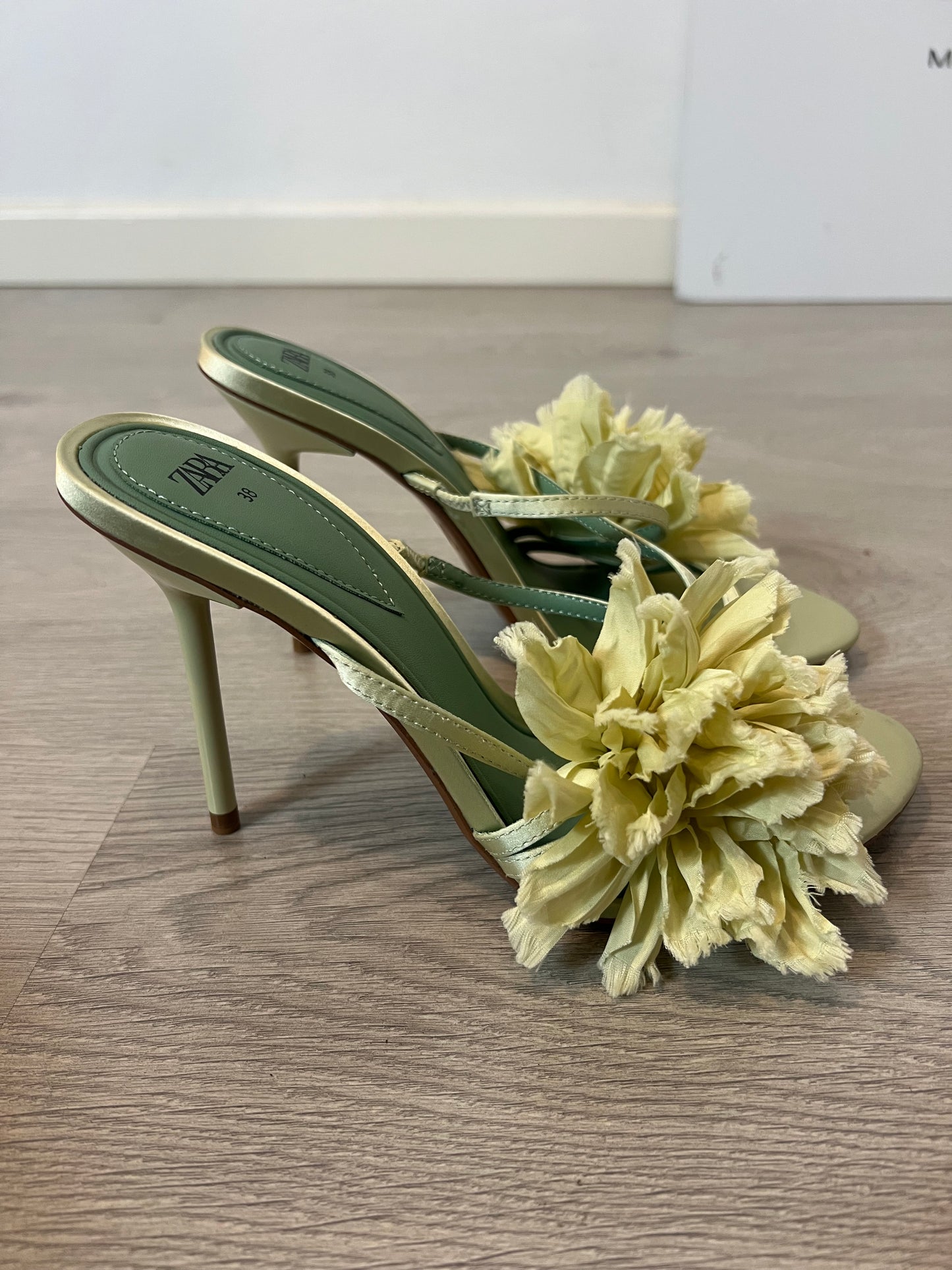 ZARA. Sandalia pastel flor tela. T 38