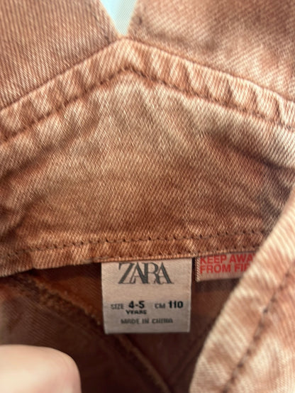 ZARA. Peto largo denim bolsillo. T 4-5 años