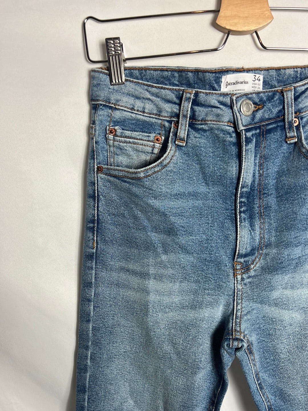STRADIVARIUS. Pantalón denim ligeramente acampanado. T.34