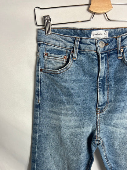STRADIVARIUS. Pantalón denim ligeramente acampanado. T.34