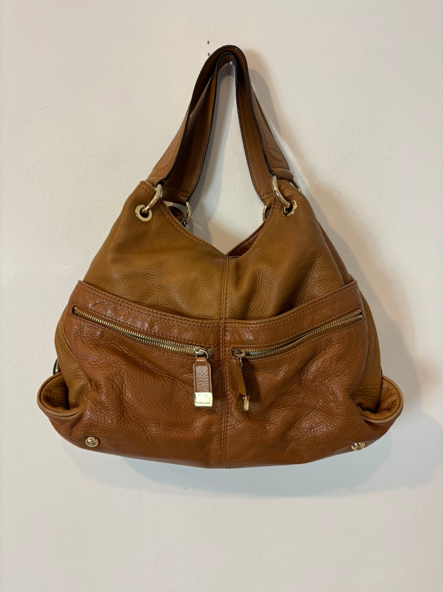 MICHAEL KORS. Bolso de hombro piel camel