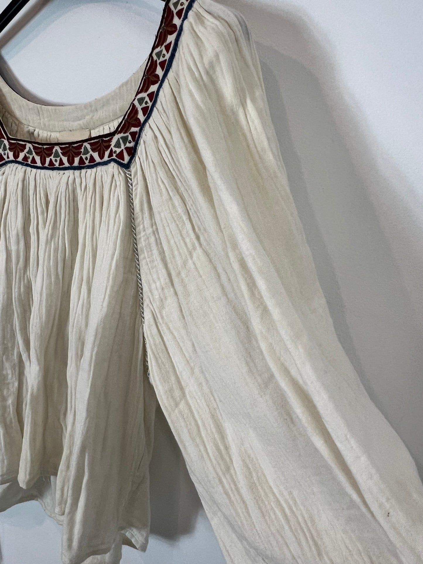 TEN TWELVE. Beige blouse with embroidered collar detail S.0 (xs/s)