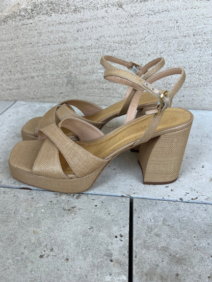 UNISA. Sandalia textura beige. T 40