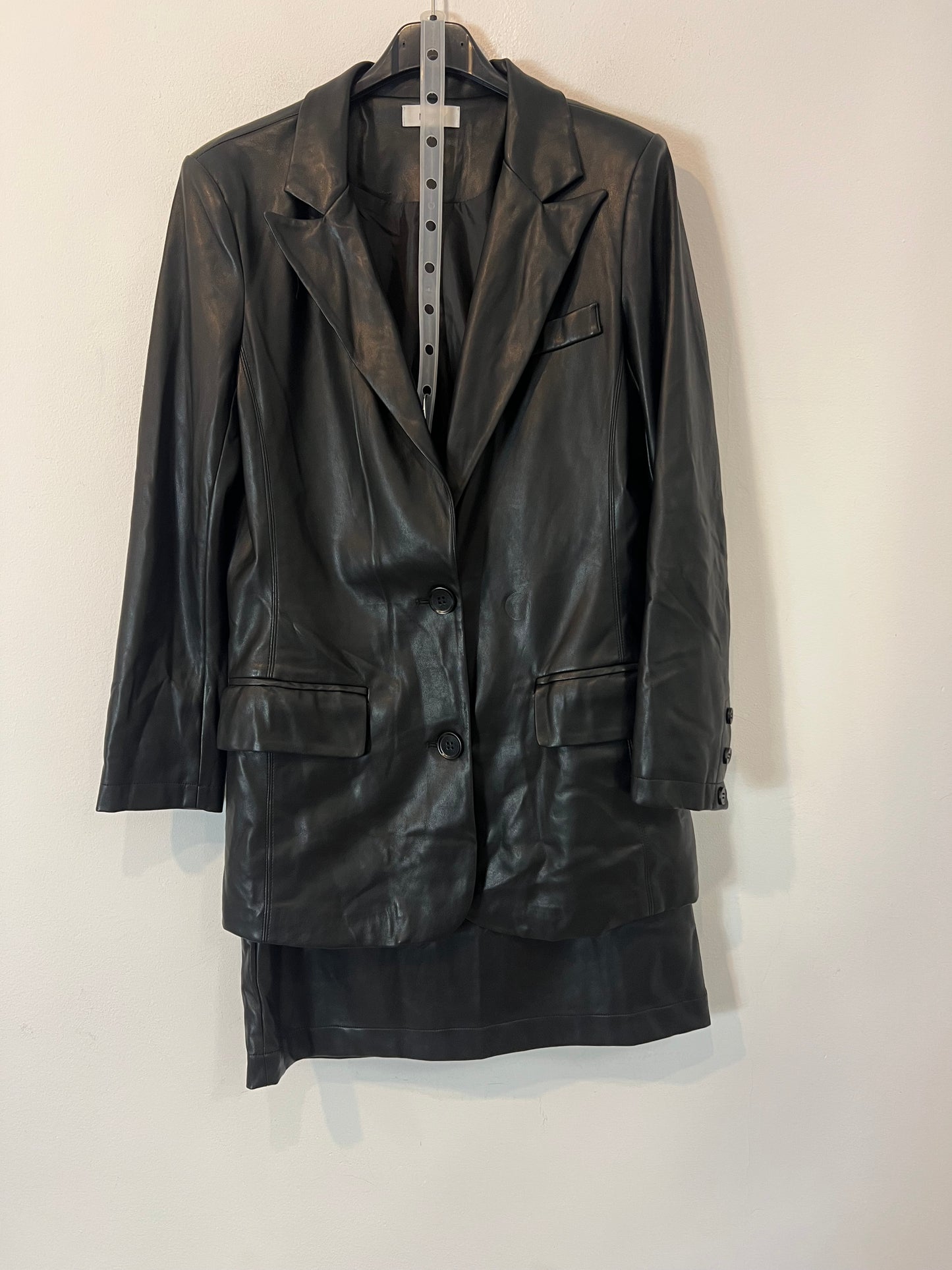 MIOH. blazer negra efecto piel