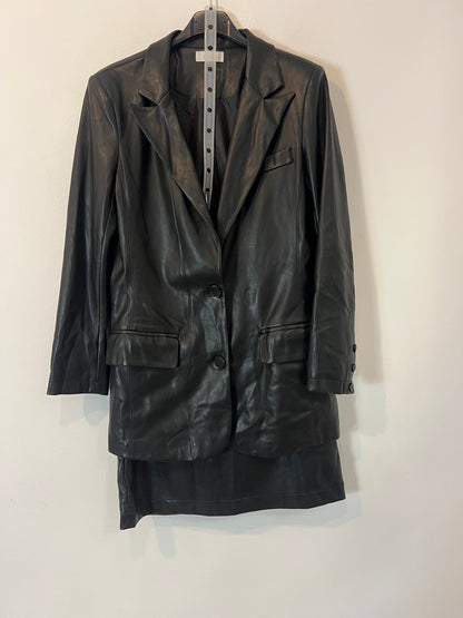 MIOH. blazer negra efecto piel