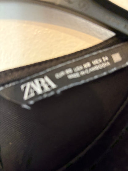 ZARA. Vestido corto terciopelo abertura