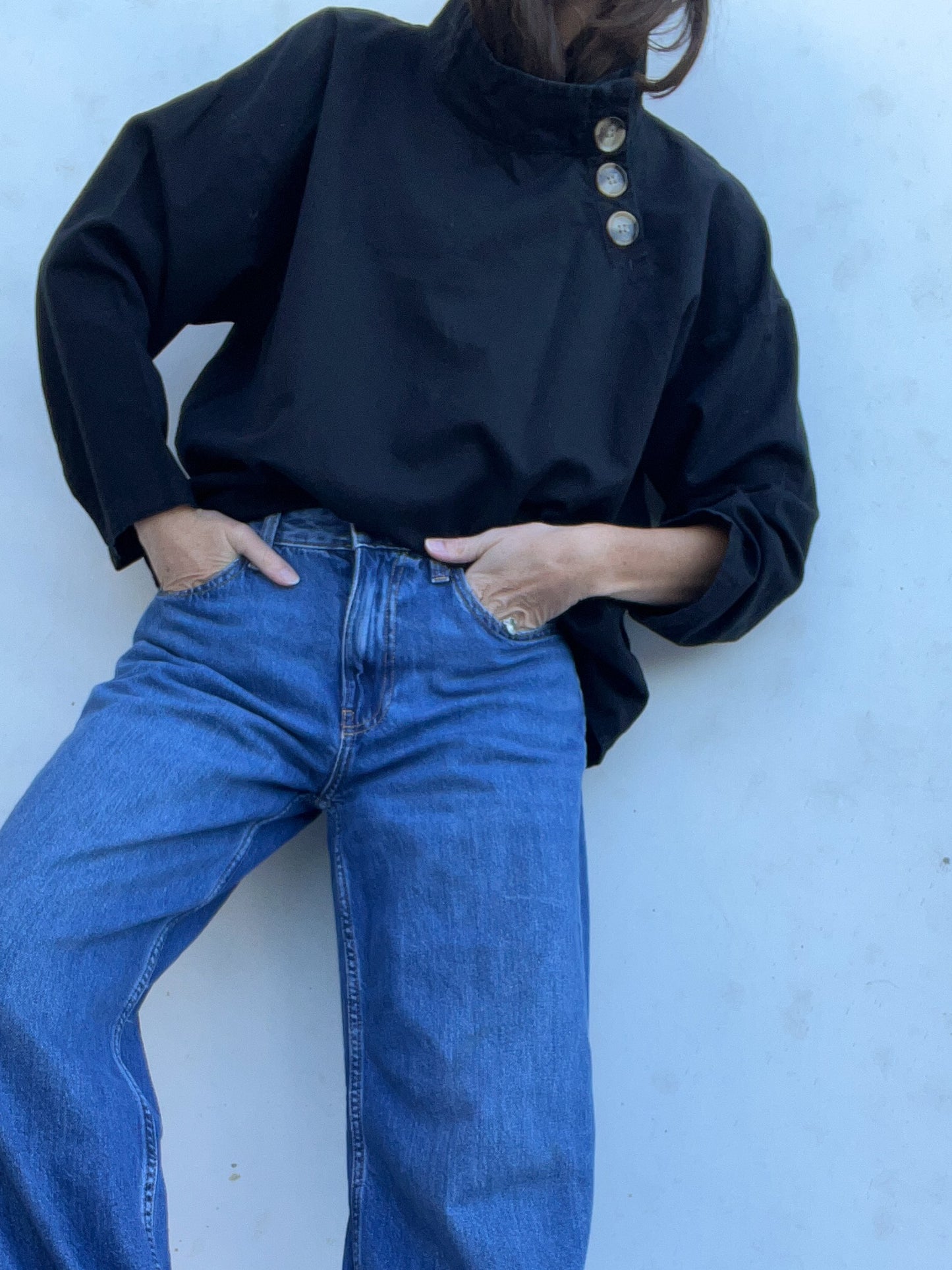 ZARA. Blusa negra botones