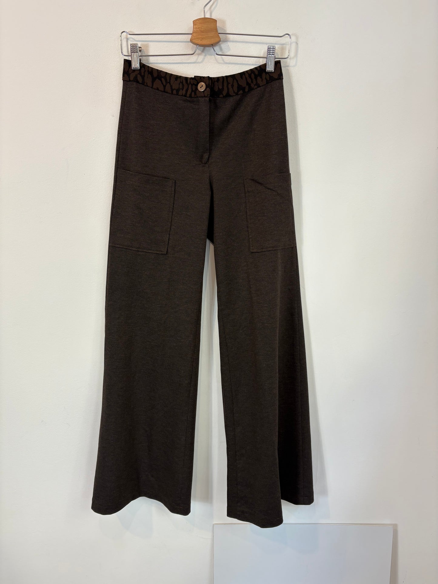 ERRE. Pantalón marrón espiga animal print