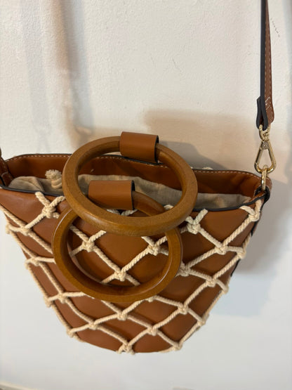 MANGO. Bolso camel asa larga cuerda