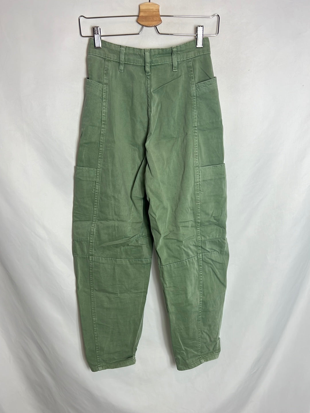 ZARA. Pantalón verde bolsillos. T XS