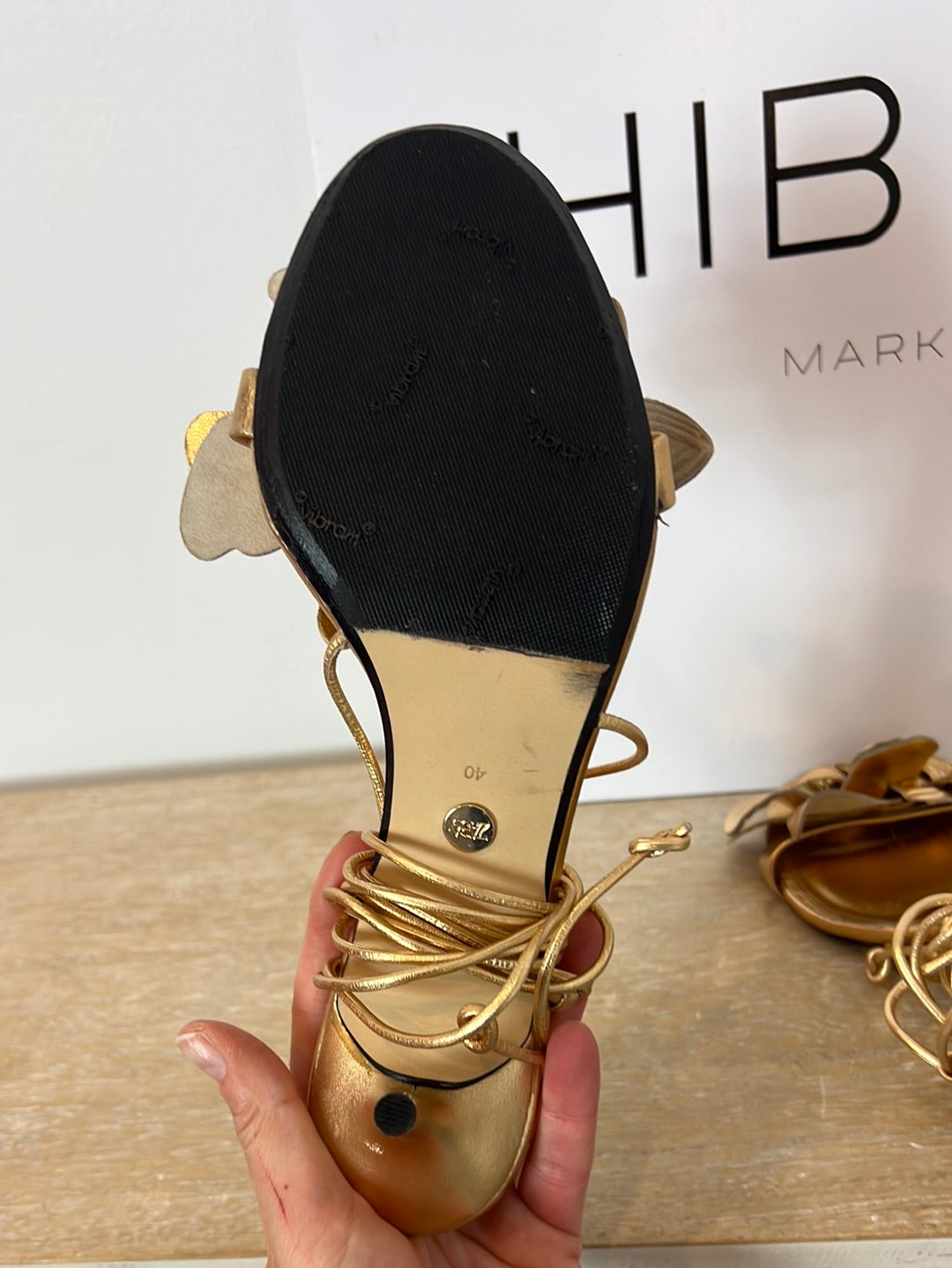 ZARA. Sandalia dorada flores T.40