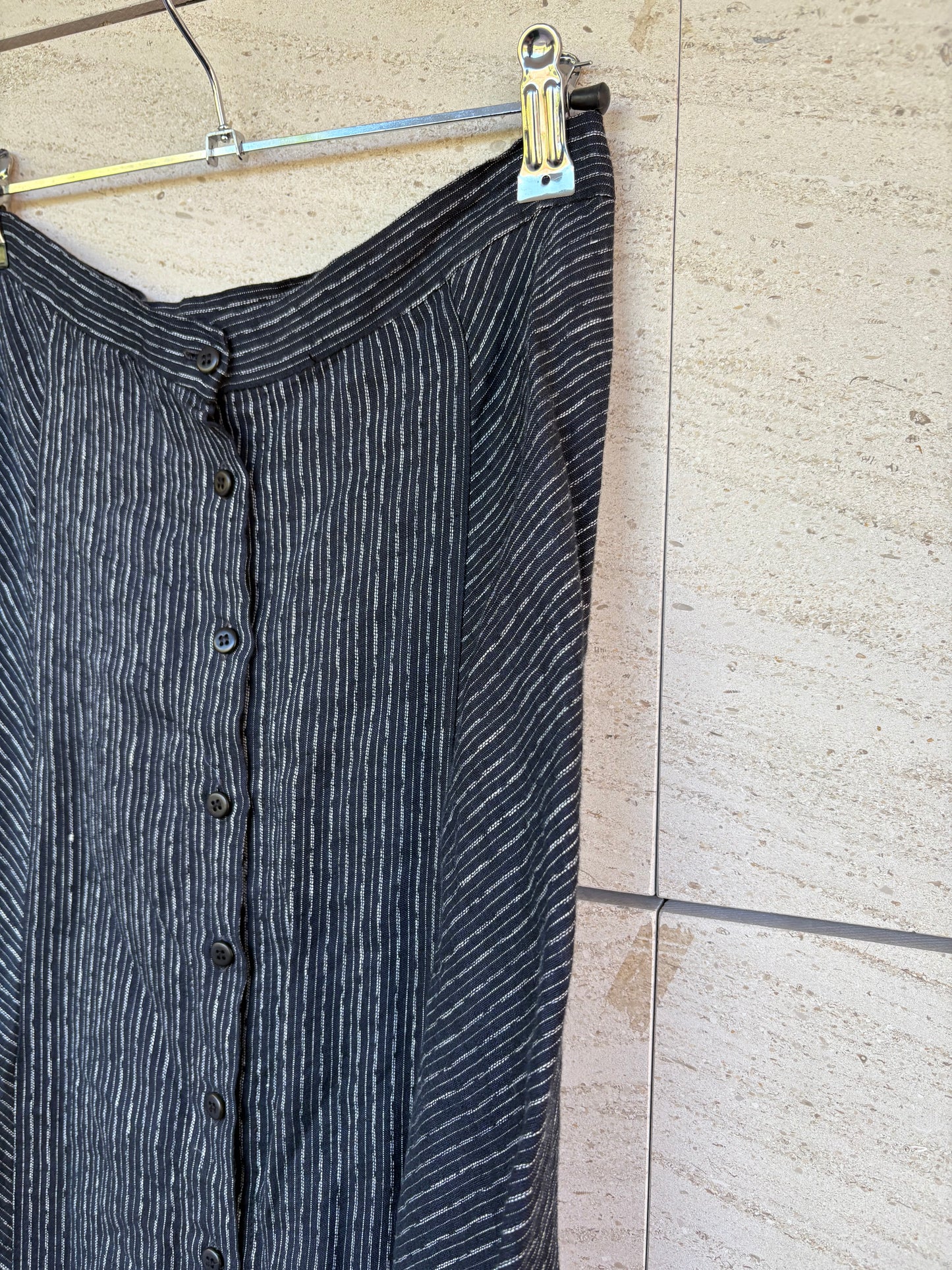 CORTANA. Falda midi abotonada lino. T 38