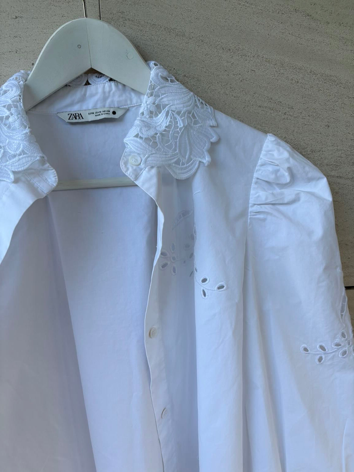 ZARA. Camisa blanca detalles troquelados