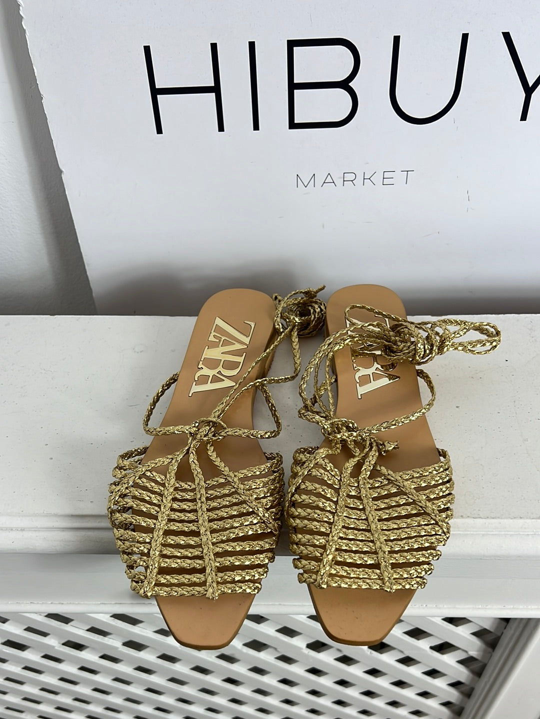 ZARA. Sandalias tiras doradas. T 38