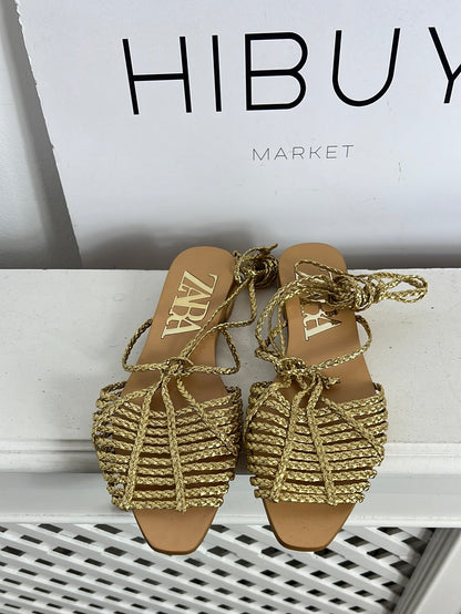 ZARA. Sandalias tiras doradas. T 38