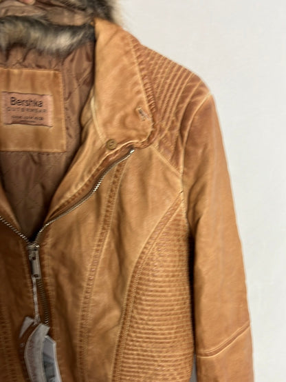 BERSHKA. Cazadora camel efecto piel. T M