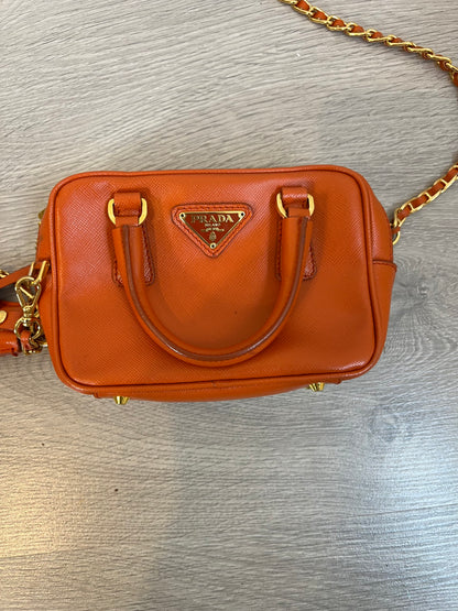 PRADA. Bolso mini Galleria naranja