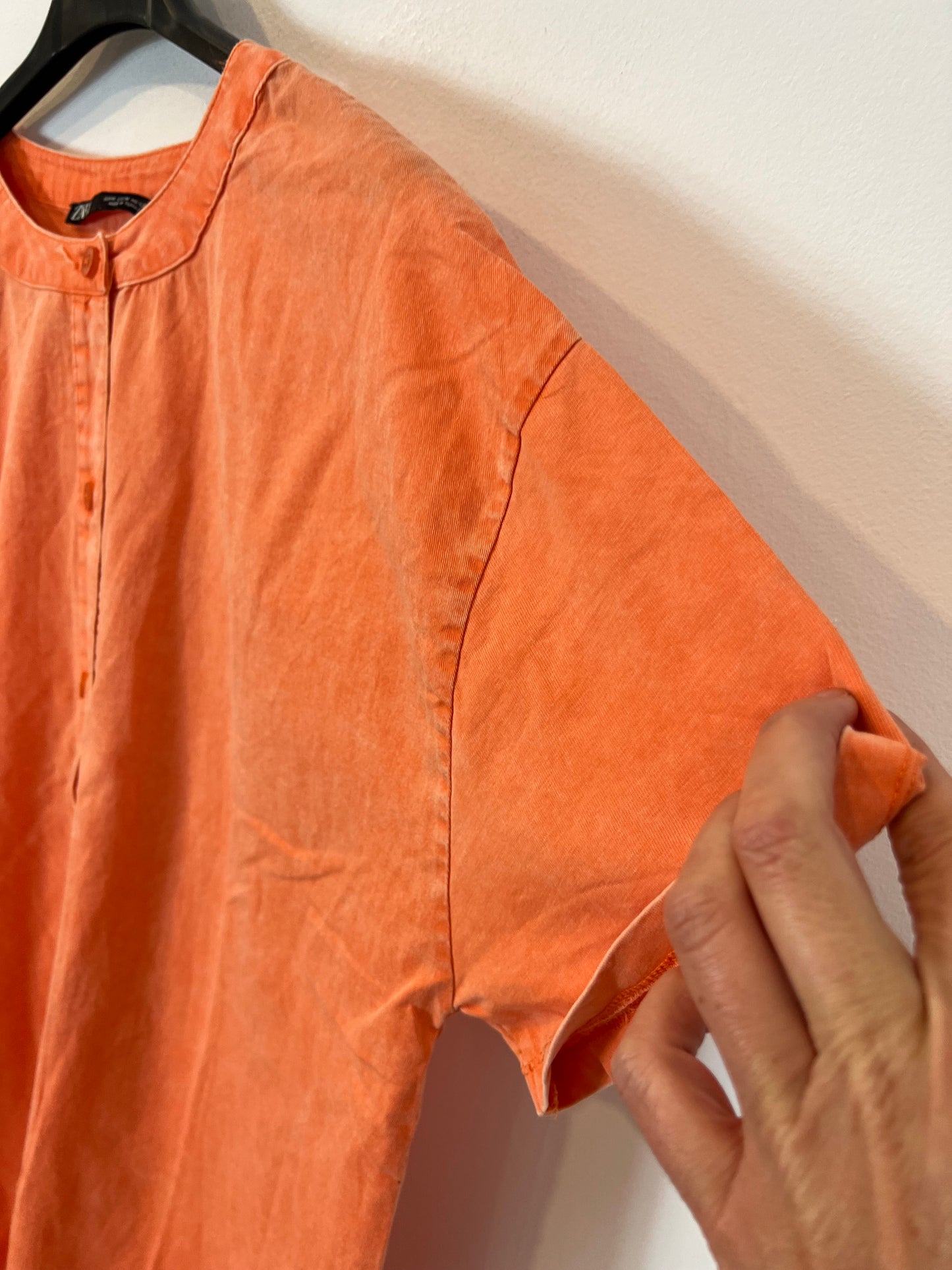 ZARA. Mono naranja flúor abotonado efecto desgastado. T M