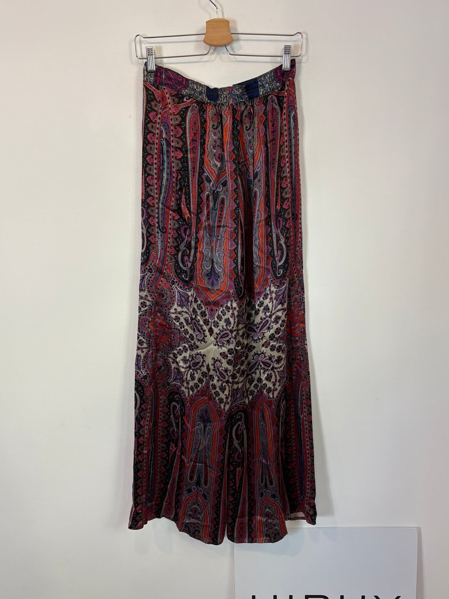 ETRO. Pantalón fluido estampado tonos burdeos. T 36