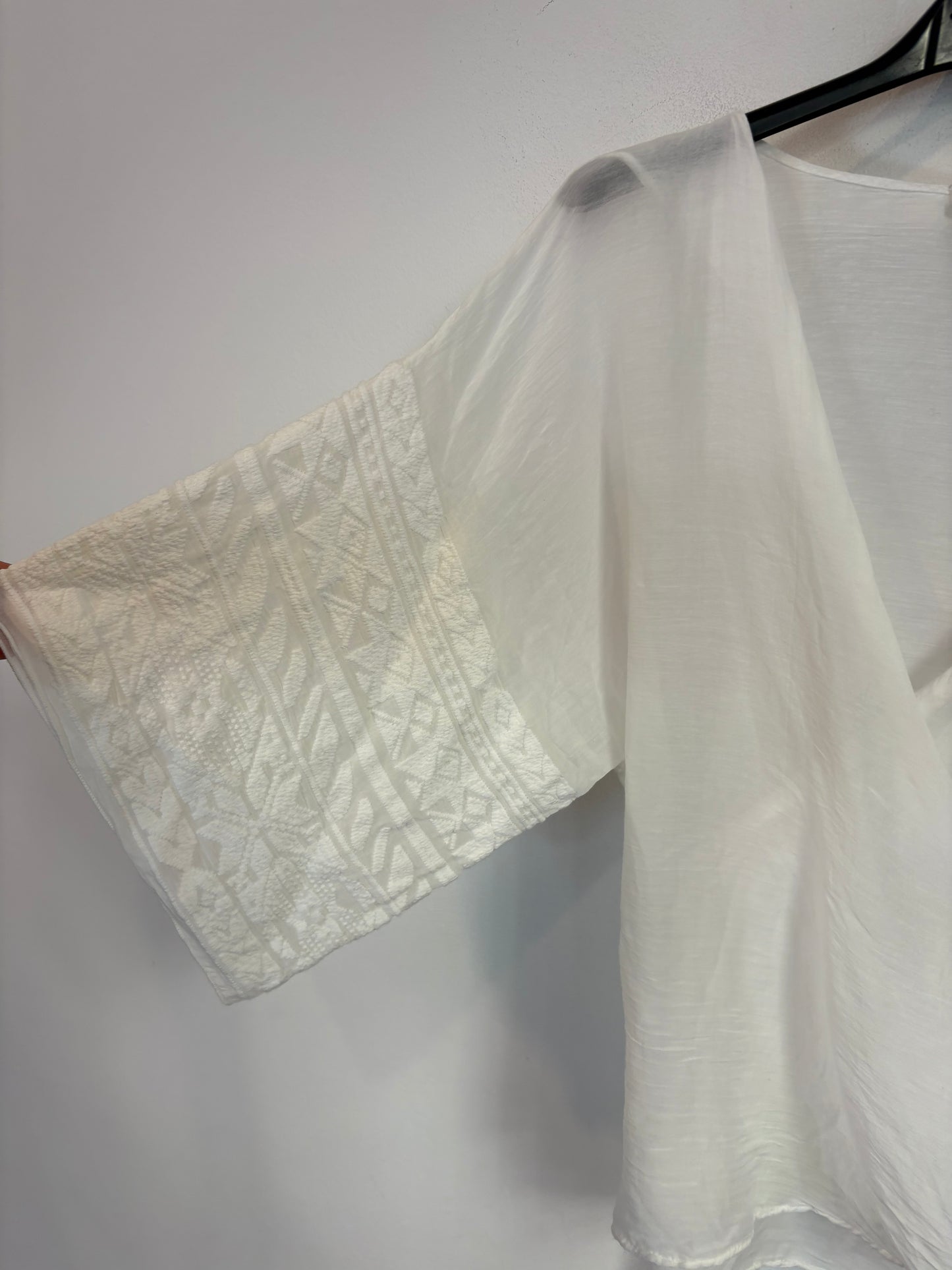 MOTEL. Blusa blanca cruzada con seda