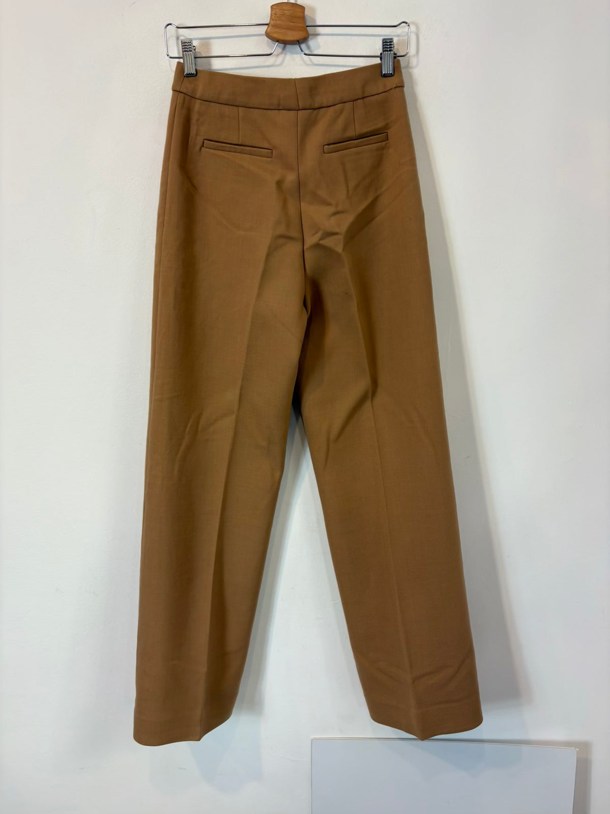 SÉZANE. Pantalón beige pinzas con bolsillos