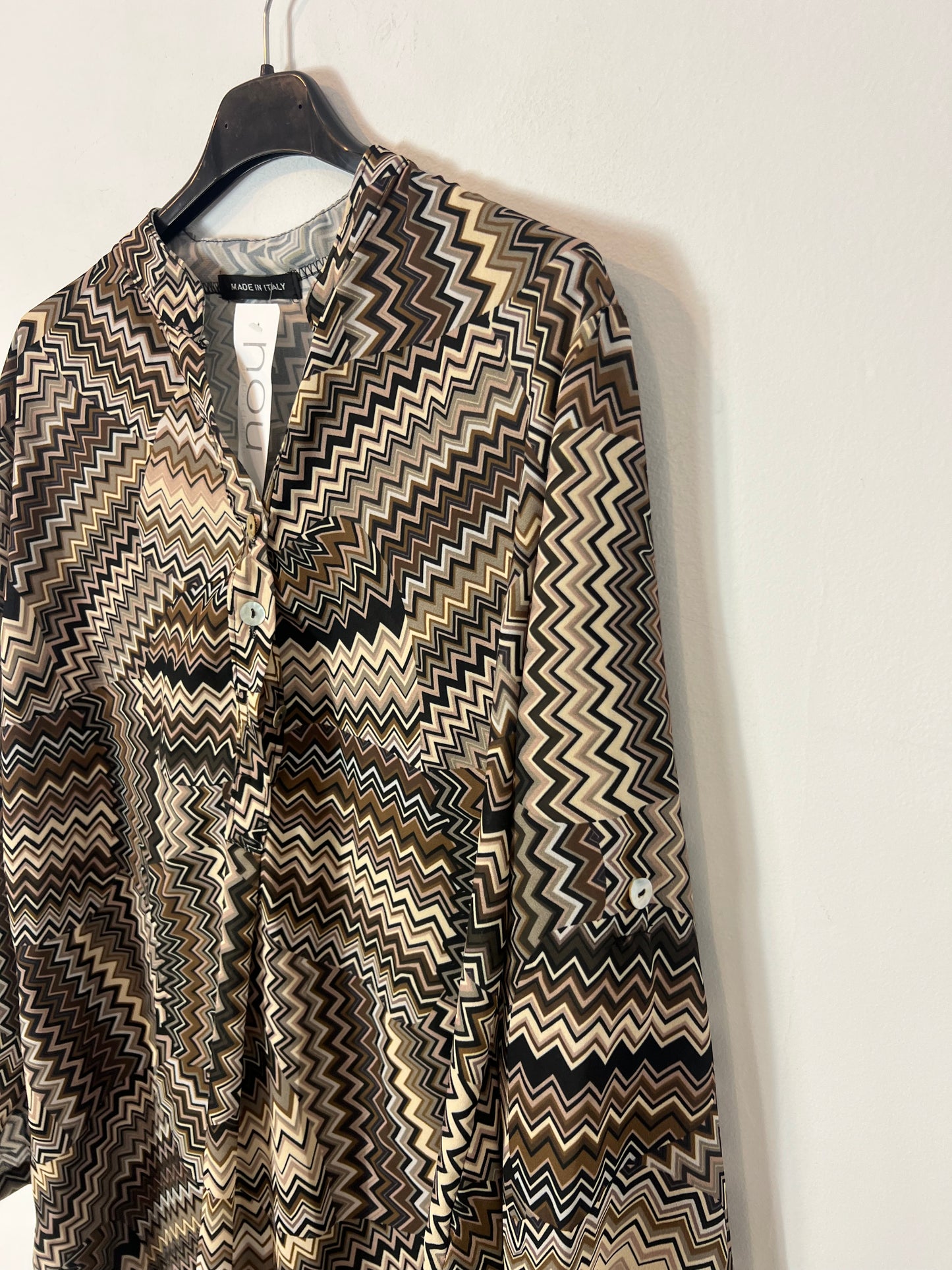 NEW. Flowy brown print blouse. TM/L