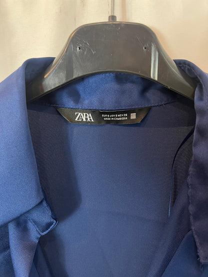 ZARA. Blusa azul satinada. T S