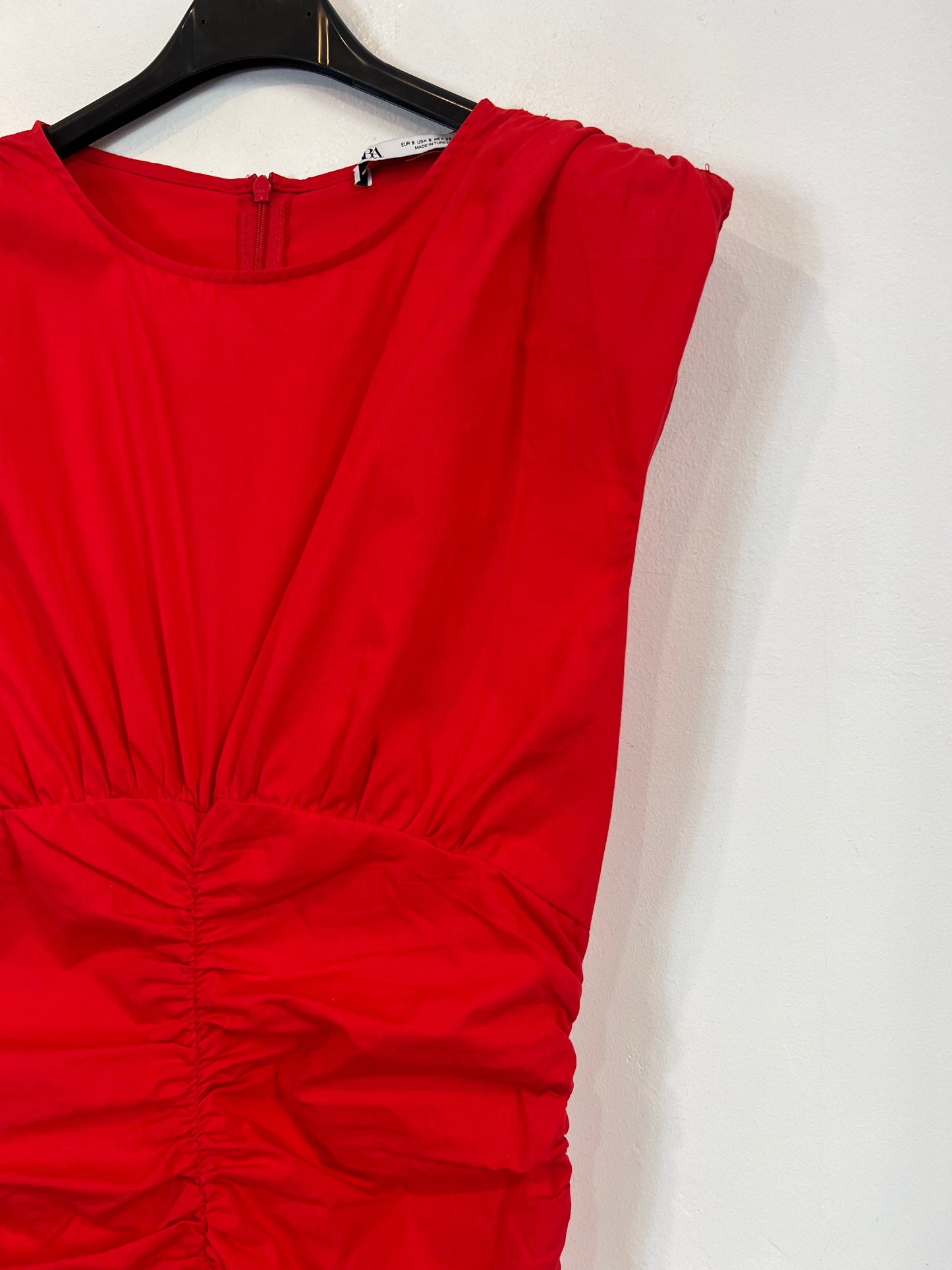 ZARA. Vestido corto rojo fruncido T.s