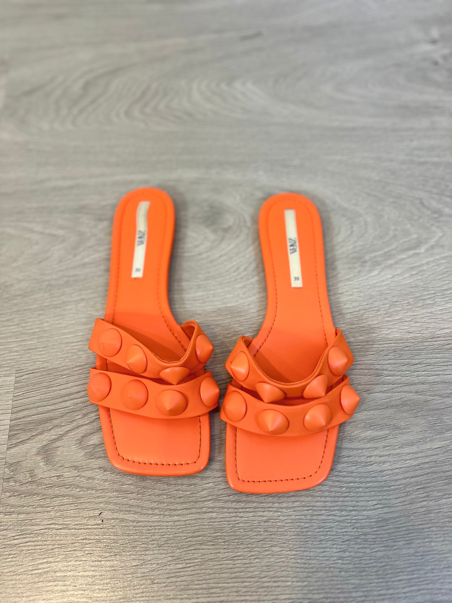 ZARA. Sandalias planas naranjas T.39