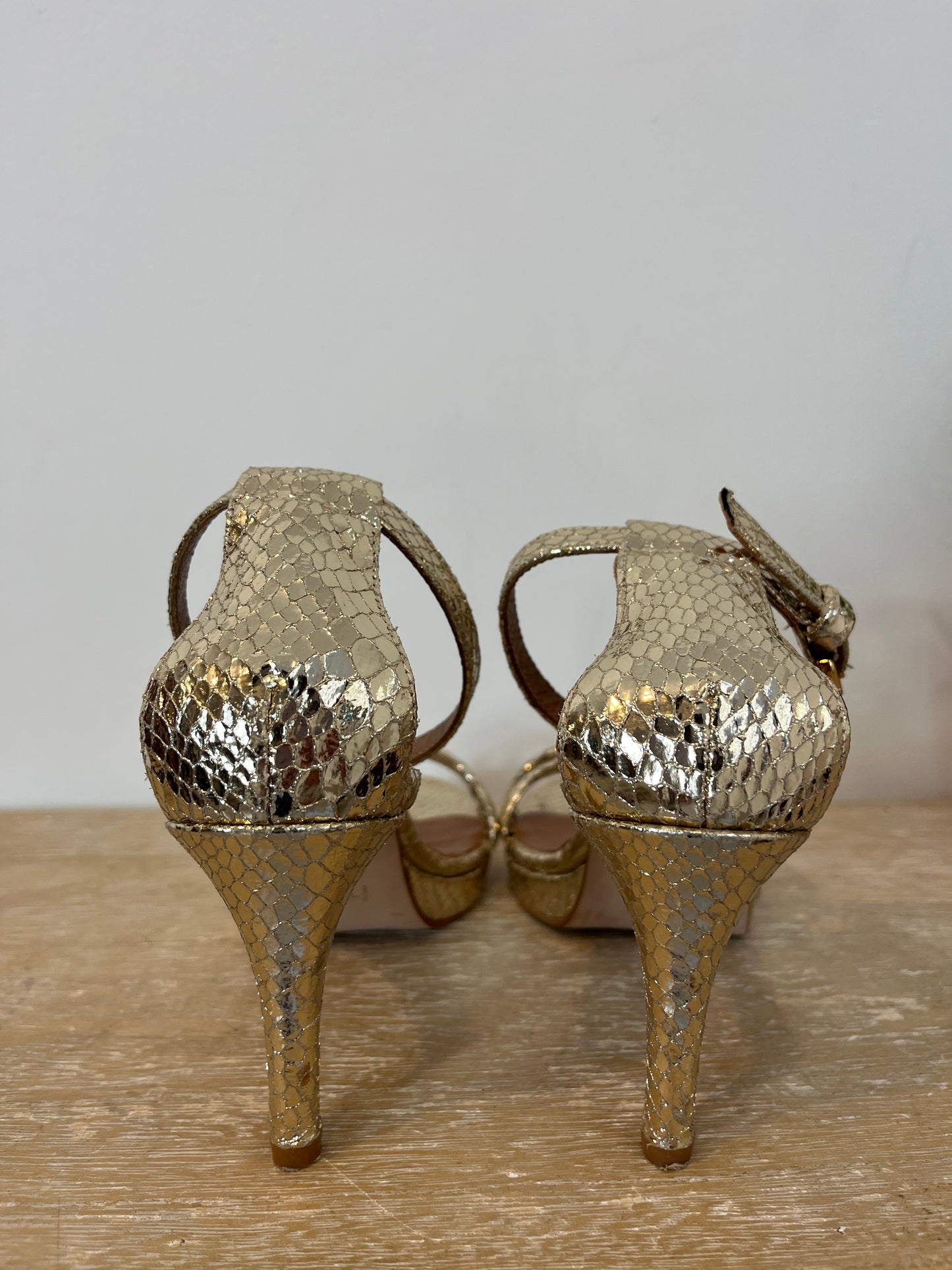 INTROPIA. Gold sandal size 40