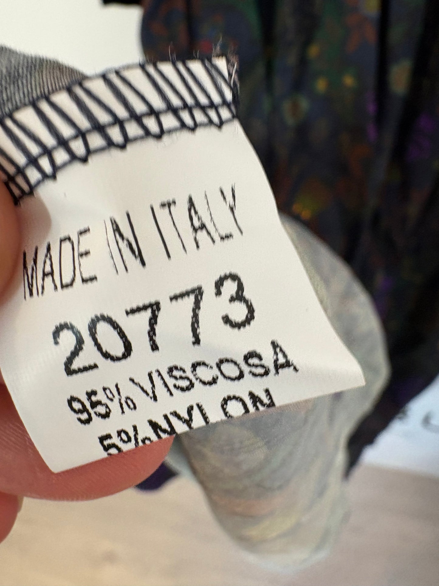 OTRAS. Vestido midi detalles en terciopelo