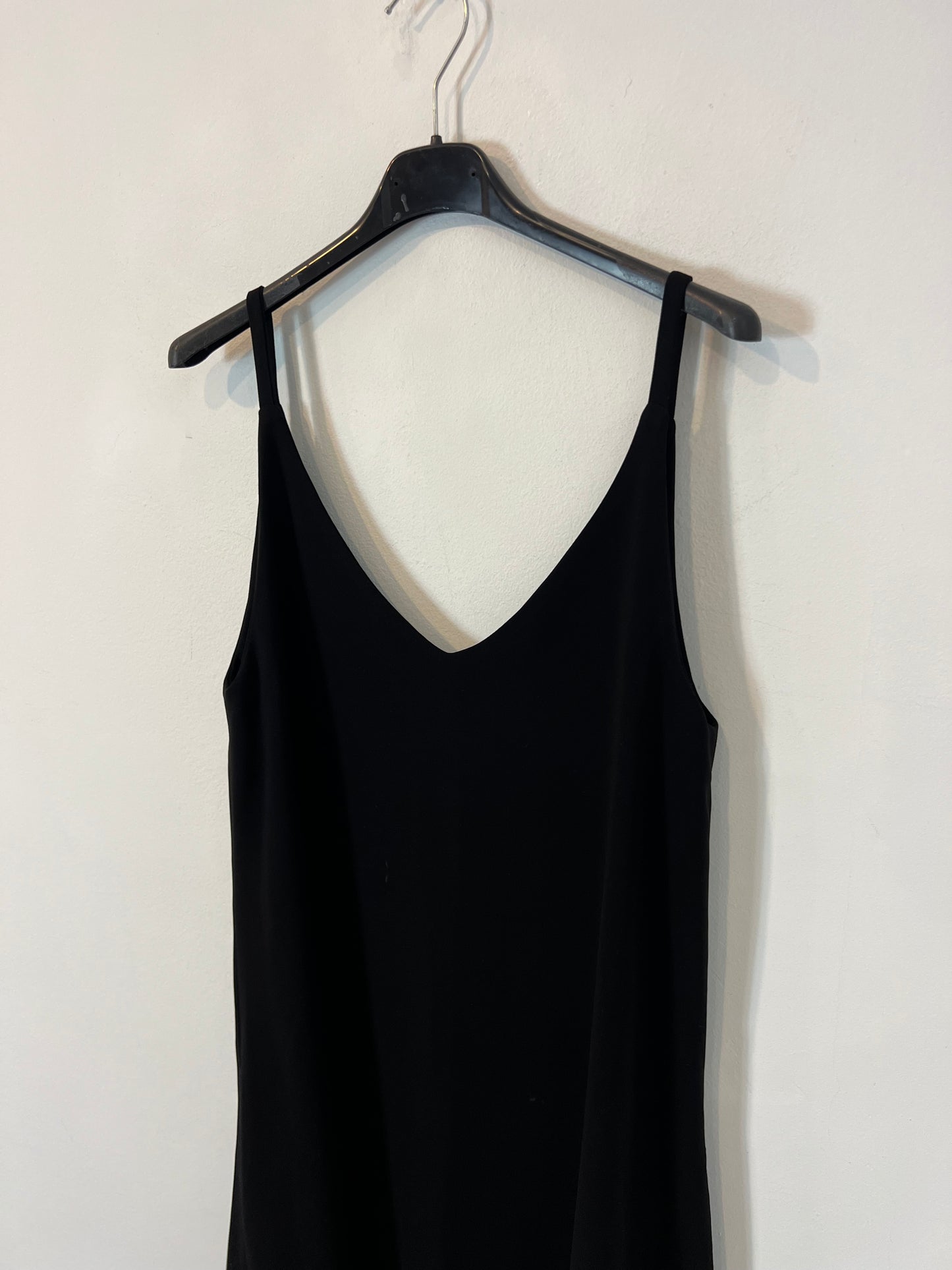 OTRAS. Vestido negro largo bolsillos