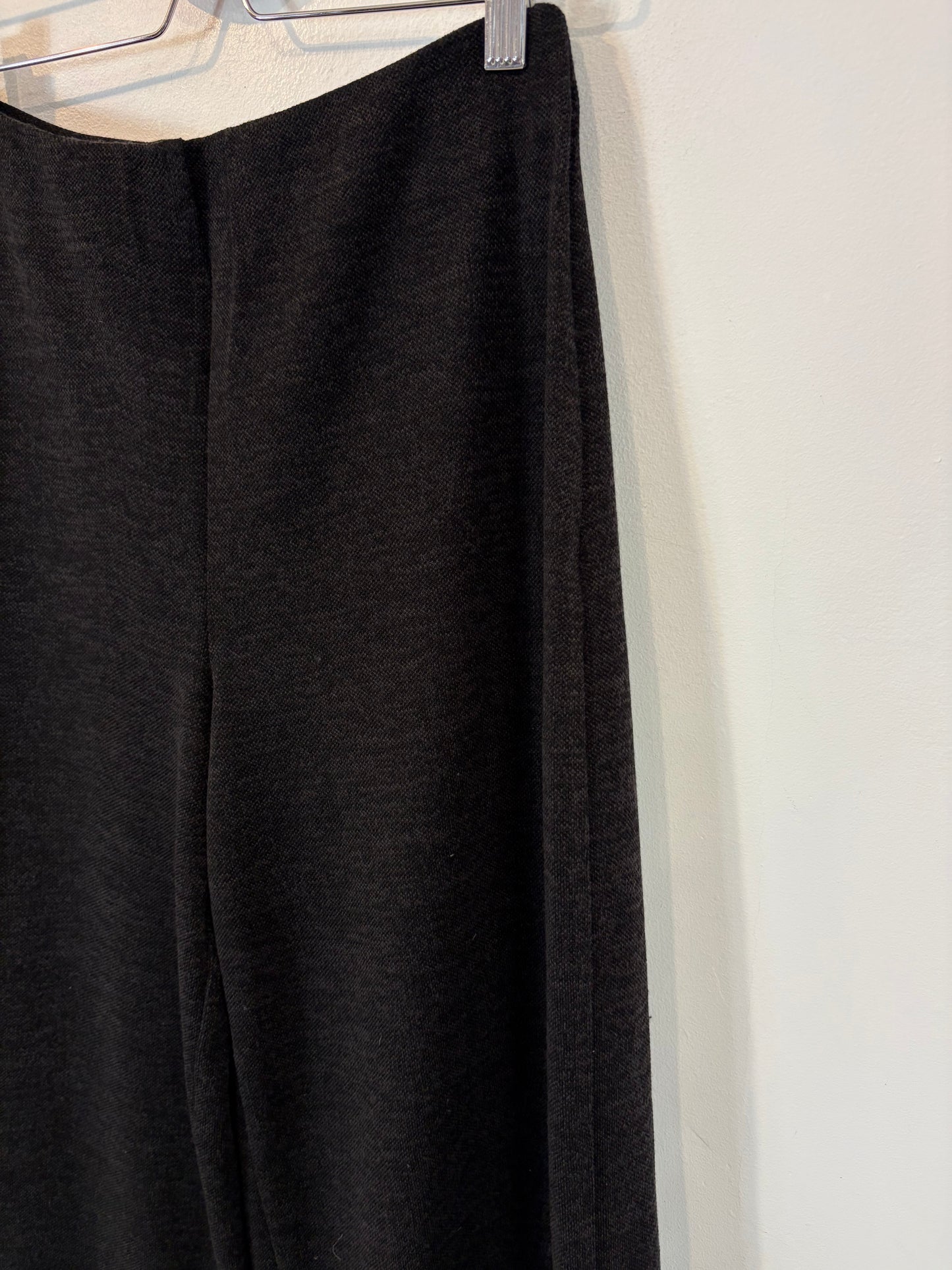 ZARA. Pantalón gris punto elástico