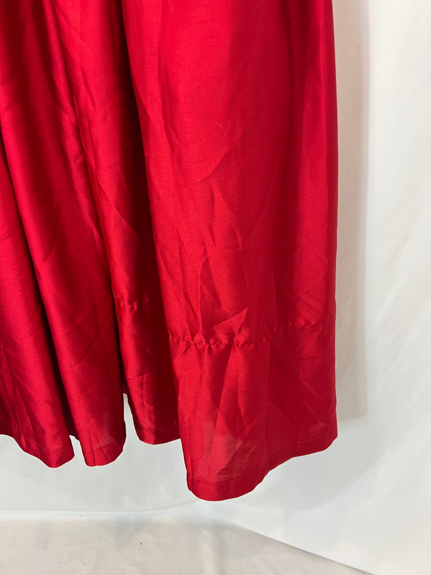 MOSCHINO. Vestido midi rojo  satinado. T M (s)