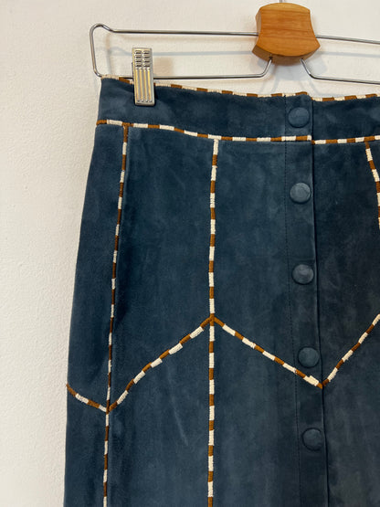 SÉZANE. Falda midi piel azul