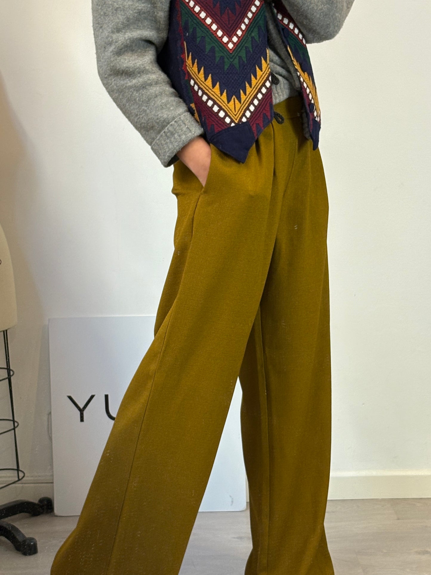 SÉZANE. Pantalón fluido caqui pinzas