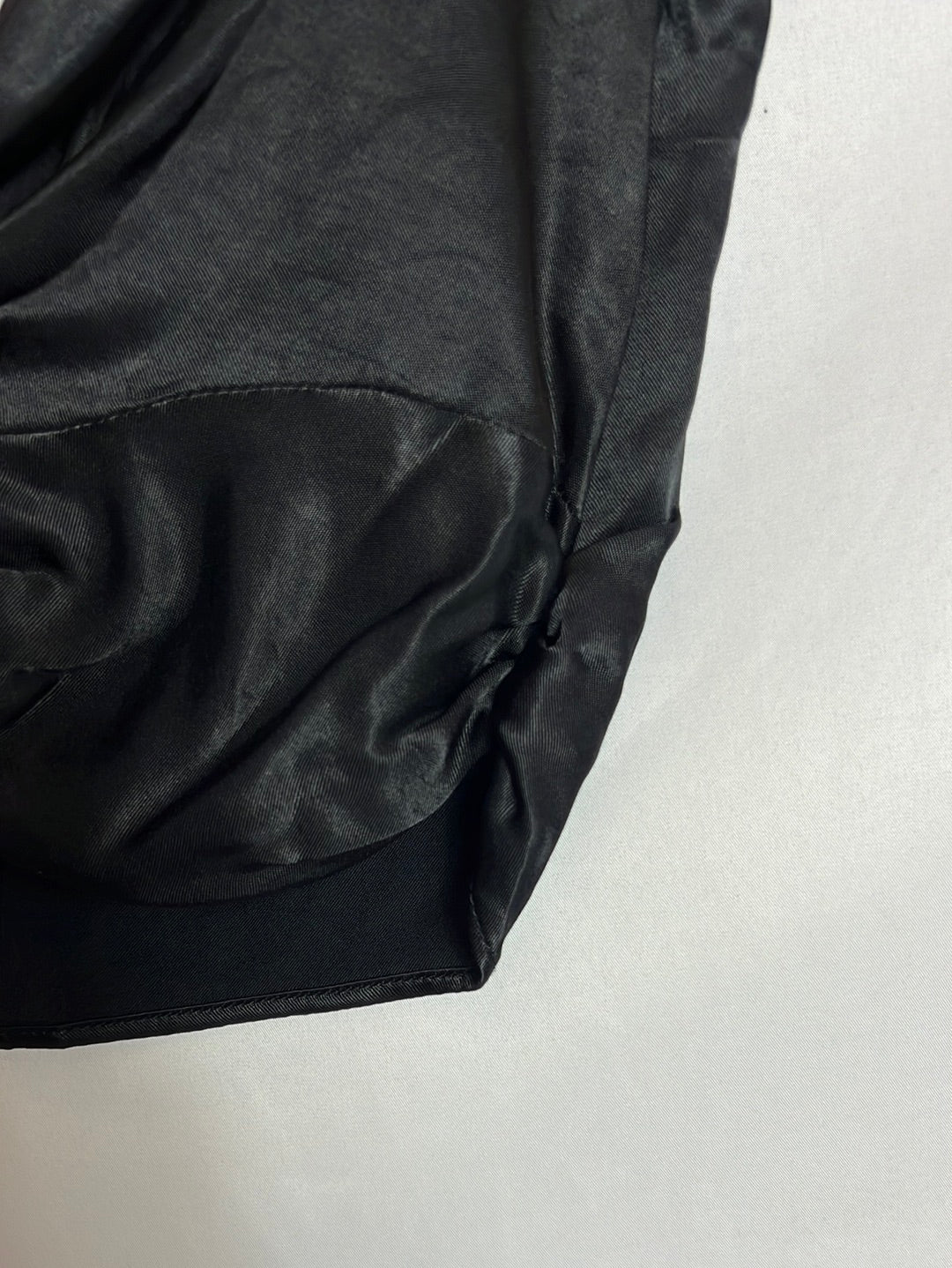 ZARA. Top negro satinado escote. T XS