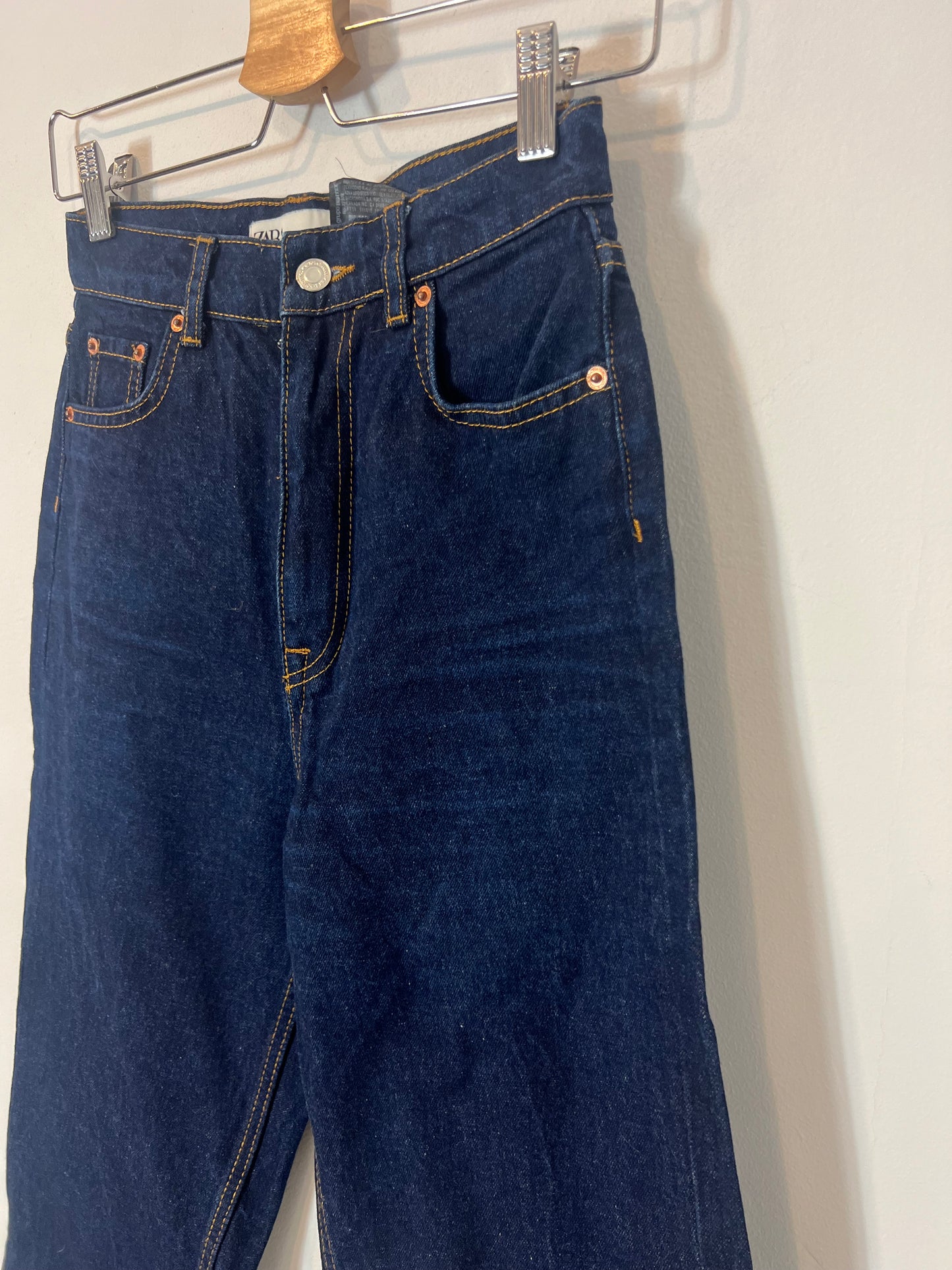 ZARA. Denim recto azul oscuro .T 34