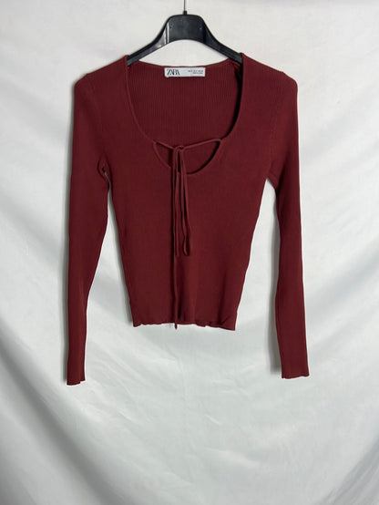 ZARA. Top canalé elástico burdeos. T S
