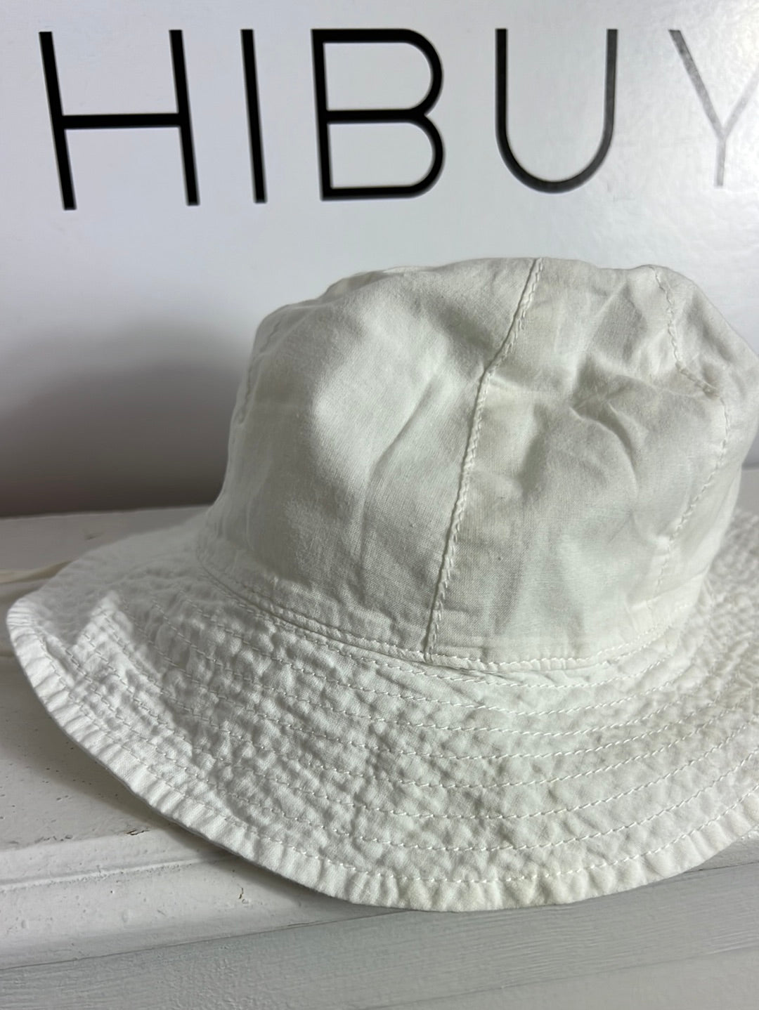 H&M. Bucket blanco tiras.  T 6-12  meses