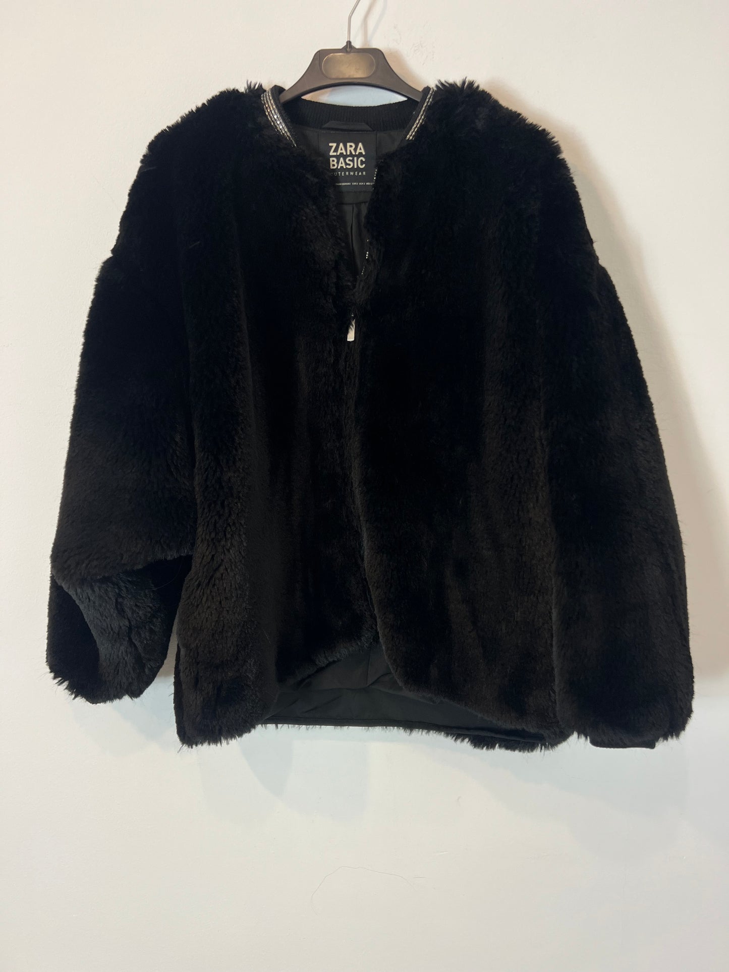 ZARA. Abrigo negro pelo. T S