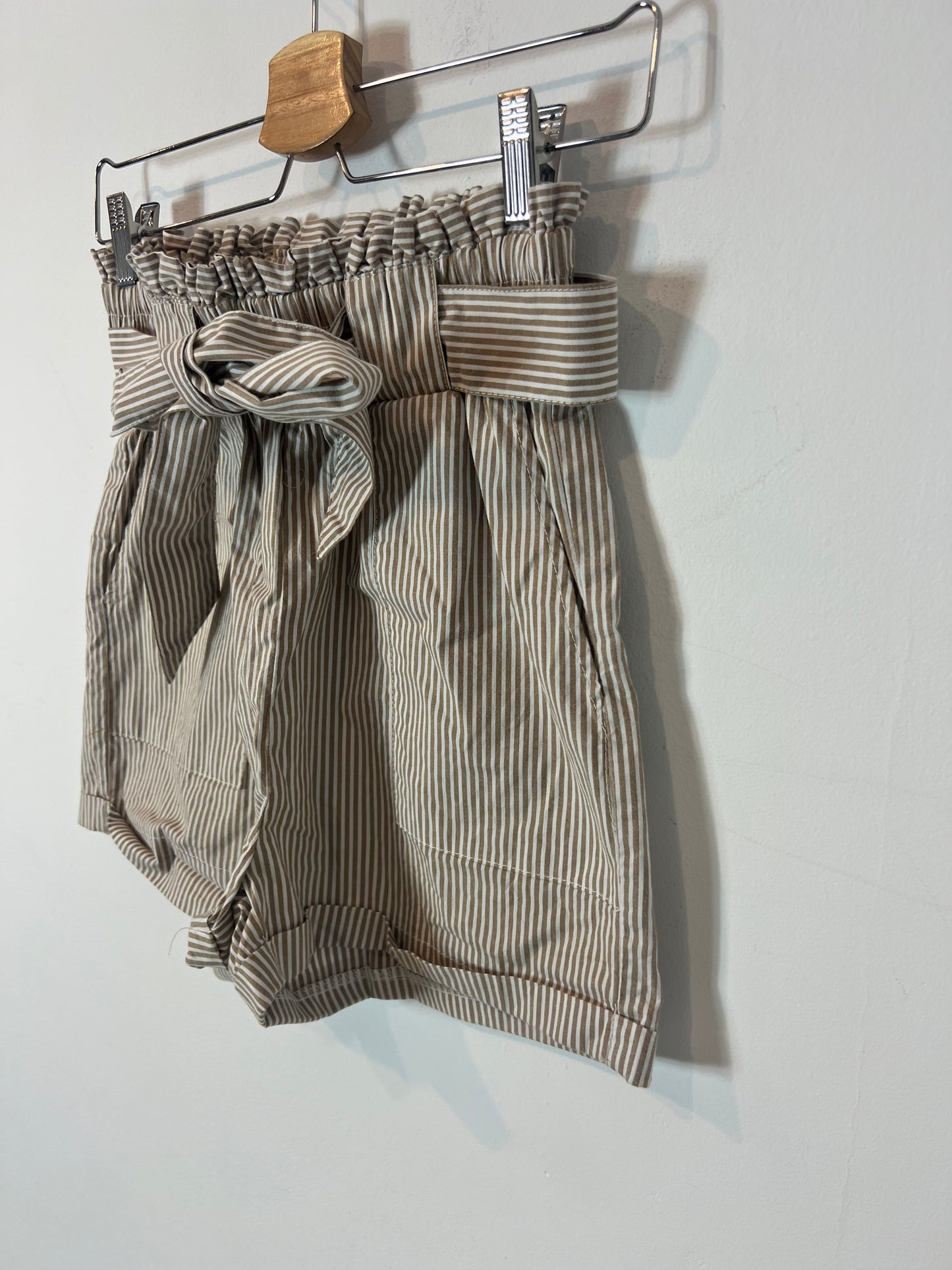 ONLY. Bermuda rayas beiges y blancas. T XS