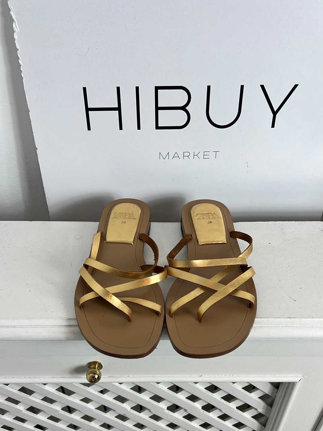 ZARA. Sandalia tiras doradas. T 38