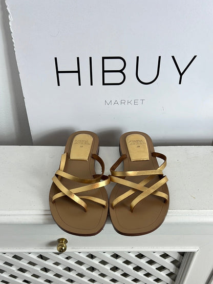 ZARA. Sandalia tiras doradas. T 38