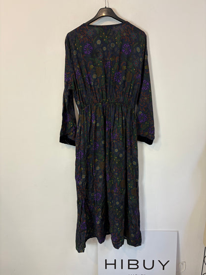 OTRAS. Vestido midi detalles en terciopelo