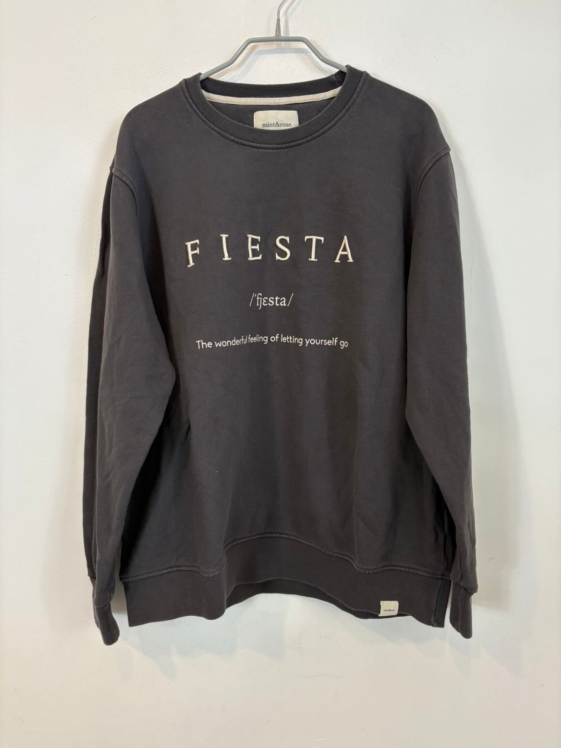 MINT & ROSE. Sudadera gris oscuro letras bordadas