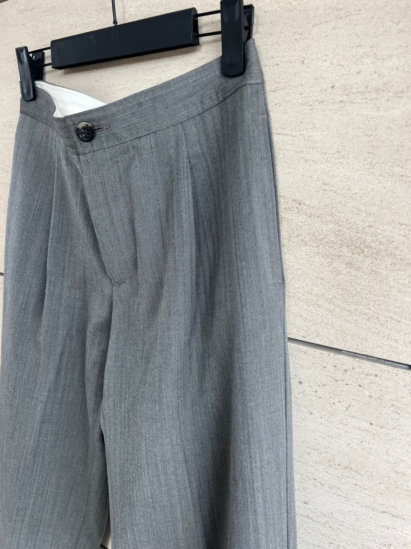 A.P.C. Pantalón pinzas lana gris dibujo espiga . T 34